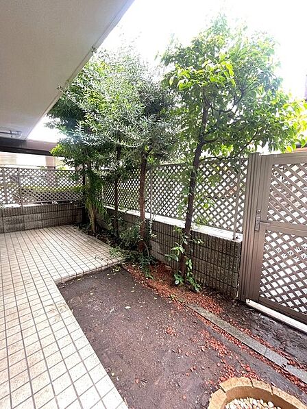 マンション一階部分の特権である庭付き住戸。戸建のような使用感で居住できます。 
