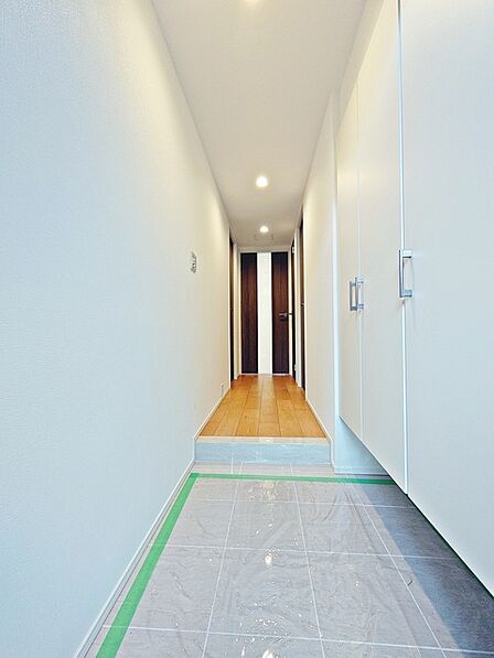 お手入れの行き届いた玄関。ご見学時に下駄箱の扉をあけて使い勝手をご確認下さい。