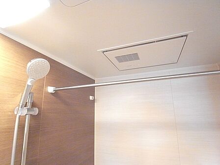 雨の日のお洗濯に便利な浴室乾燥機!バスルームのカビ予防にもお役立ちです。