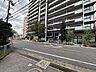 外観：前面道路含む現地写真 