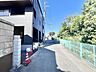外観：青空が広がる穏やかな周辺環境と落ち着いた佇まいが調和する心地よい空間です