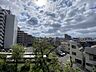 その他：どこまでも広がる空を大きく見渡せる、開放感に満ちた心地よい眺望が広がります。