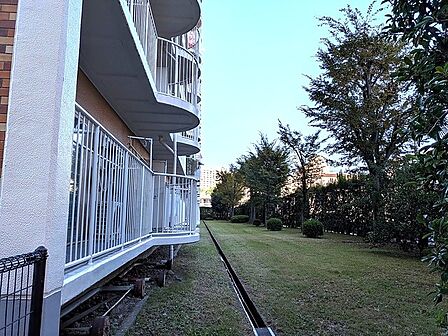 建物と自然が調和する落ち着いた住環境で、穏やかな日常を過ごすことができます