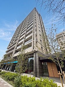 外観:青空に美しく映える、洗練された佇まいが印象的な外観デザインです 外観:青空に美しく映える、洗練された佇まいが印象的な外観デザインです