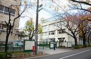 世田谷区立用賀小学校（759m）