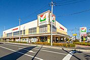 ヨークフーズ所沢花園店 徒歩10分。 730m