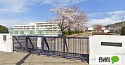 小学校「足利市立山前小学校まで868m」
