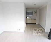 白っぽいお部屋です
