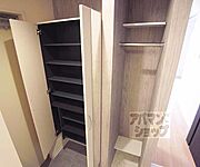 シューズボックス横にも収納有ります