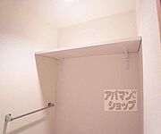トイレの上の収納スペースです