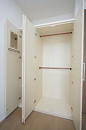 クローゼット（6階撮影）※お部屋によってタイプが異なります