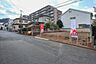 外観：前面道路は幅員6m。お出掛けしやすい接道です。