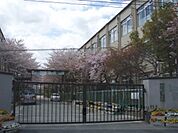 太秦中学校まで450メートル