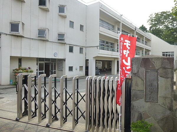 画像8:小学校「松田町立松田小学校まで1412m」