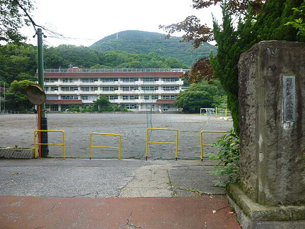 周辺：小学校「箱根町立湯本小学校まで747m」