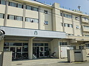 小学校「小田原市立山王小学校まで558m」