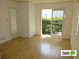 メゾンティンカーベルB 1 1階2LDKのリビング/ダイニング