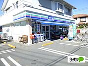 コンビニ「ローソン・スリーエフ国府津岡店まで311m」