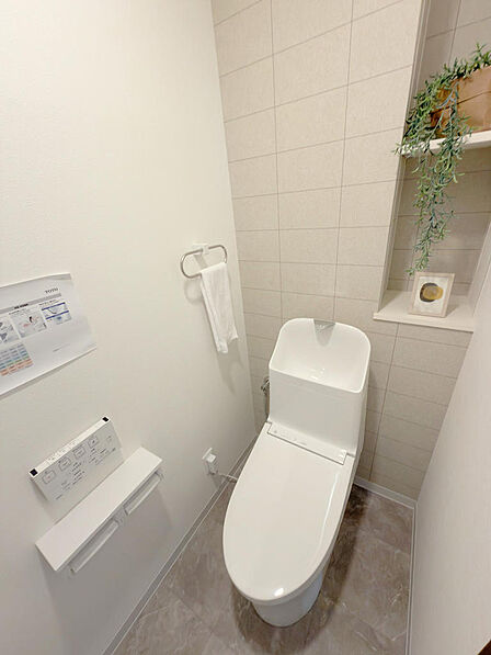 <温水洗浄便座つきトイレ新品交換>フチレス形状でお掃除ラクラク。表面にキズがつきにくく、抗菌パラーで菌の繁殖もおさえられる汚れに強いハイパーキラミック素材です。