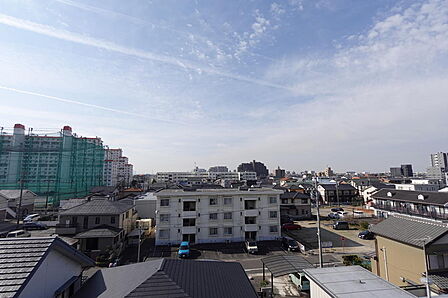 <南面バルコニーからの眺望>最上階で角住戸という好条件がそろっています。バルコニーからは開放的な眺望が広がります。ぜひ現地でご覧ください。