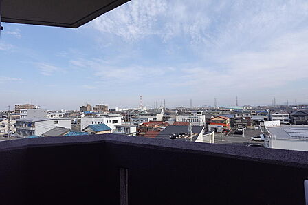 <北側バルコニーからの眺望>角住戸で二面バルコニーつきの贅沢なお部屋です。開放的な眺望を洋室からもお楽しみいただけます。