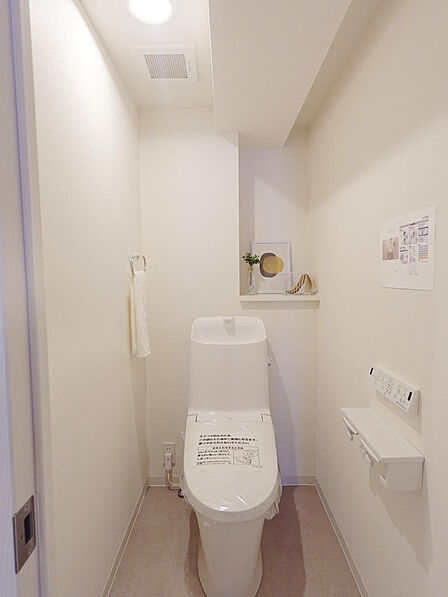 ＜新品のウォシュレット一体型トイレ＞TOTOのトイレに新品交換済みです。タオル掛けやトイレットペーパーホルダーもございます。