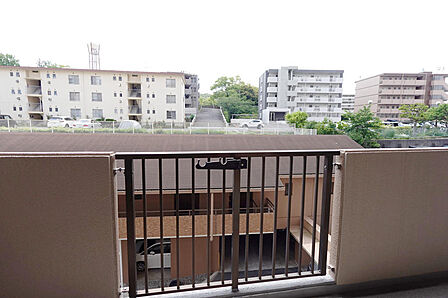 <南面バルコニーからの眺望>リビングバルコニーの前面は開けており、日当たりが確保されているように思われます