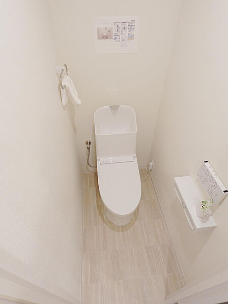 <TOTOウォシュレット一体型トイレ新品交換>トイレットペーパーホルダー・タオル掛けも新品で快適にお使いいただけそうです