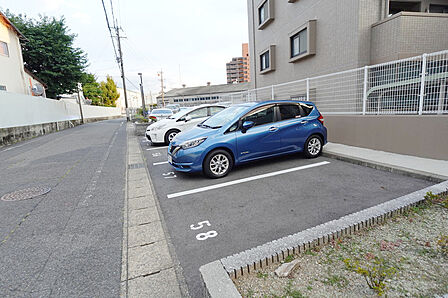 敷地内平面駐車場は車の出し入れがスムーズでうれしいポイントです。使用料はなんと無料となっています。