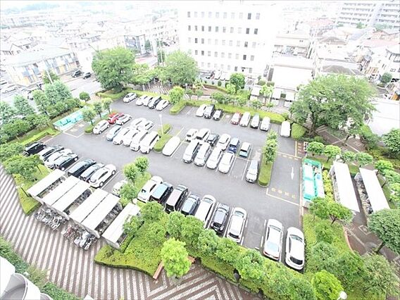 便利な平面駐車...
