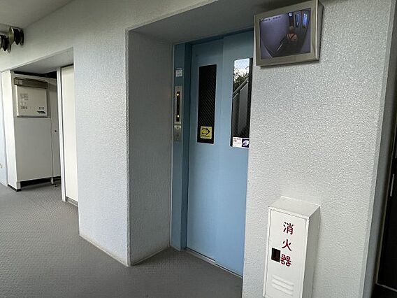 エレベーターに...