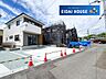 外観：前面道路を含む現地外観写真