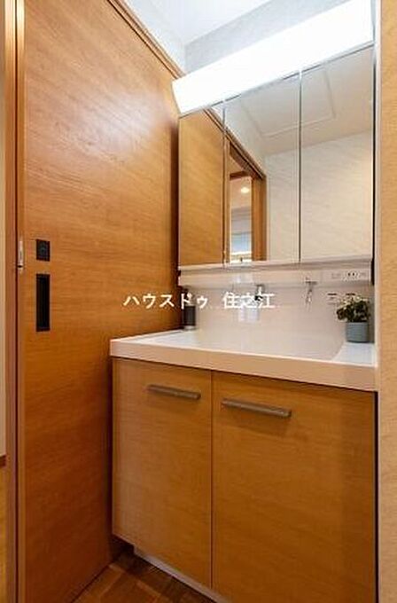 三面鏡の裏に収納もできるので日用品がストックできます