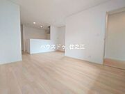 ソファーやダイニングテーブルを置いてもゆとりのある広さのリビングです