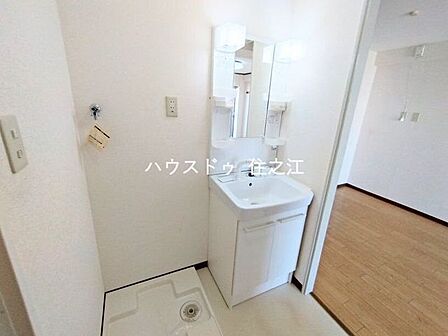 メイクや朝の身支度、ヘアセットがスムーズに行える専用の洗面台を配置。