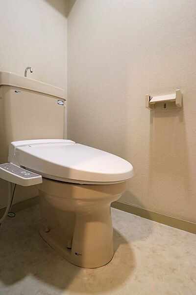 画像8:トイレには温水便座機能も付いています！清潔でお子様にも安心