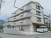 角地にあるマンションです。