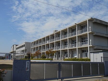 福岡中学校まで 1244m 徒歩約16分●愛知県岡崎市福岡町にある公立中学校。【校訓】剛 操「剛」は、意思の強さを「操」は、正しいと思ったことを守って心の変わらないことを示します。