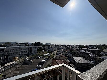 高層階で眺望良好です。遠くの景色や周囲の街並が望めます!