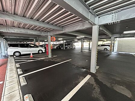 屋根のある駐車場は夏の暑い陽射しや雨から愛車を守り、また乗り降りもスムーズに行えます♪