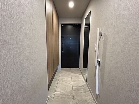 上品で落ち着いた雰囲気の玄関！大型の下足収納と鏡付きで、使い勝手良好です♪