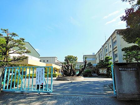 連尺小学校まで　1200m　徒歩約15分●北岡崎駅と中岡崎駅の中間に位置する。周辺には常北中学校や岡崎西高校もあり、学生・生徒の多い地区である。
