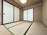 和室：使い勝手良好な和室！お子様のお昼寝、来客のお部屋としてご活用ください！