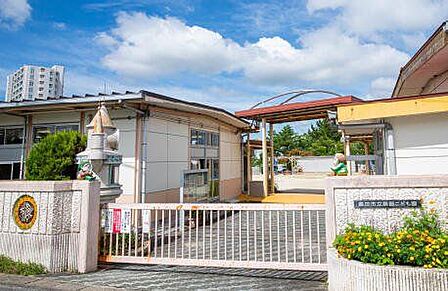 藤藪こども園開所時間（7：30～18：00月～土。受入年齢6か月～3歳）早朝保育、延長保育あり。住宅地に囲まれた地域いったい型のこども園です。園庭には樹木が多く、森のあるこども園とも呼ばれています…
