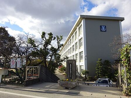 豊田市立若林西小学校特別支援学級あり。令和2年全校児童一人一台タブレットを導入。緑と花の豊かな小学校。花壇にすごく力を入れていて、生徒がていねいに育てています。 1400m
