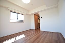 宅配ボックスあり（横の窓は部屋によります）