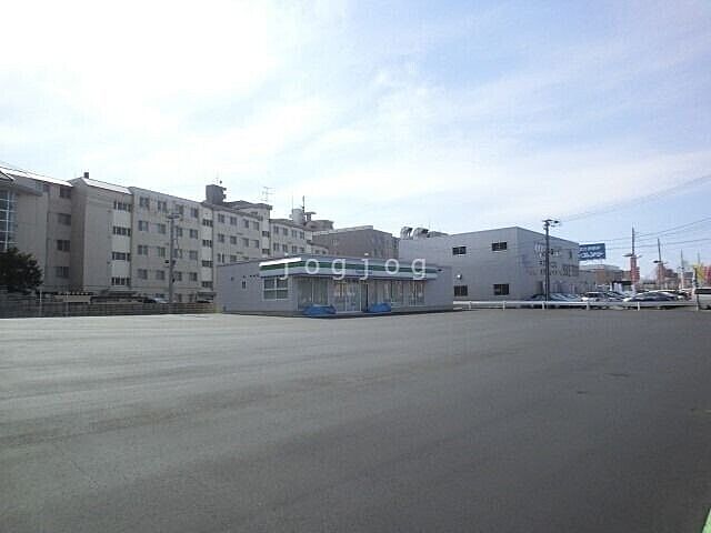  ファミリーマート札幌大谷地西1丁目店 533m