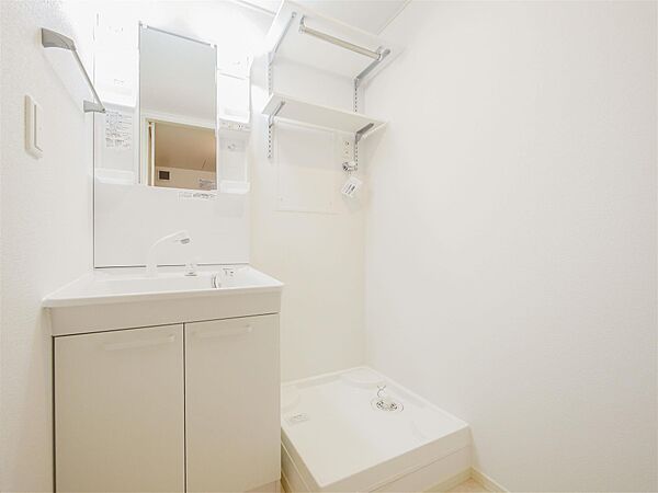 画像8:清潔感溢れる洗面脱衣室！棚もあって使いやすい☆