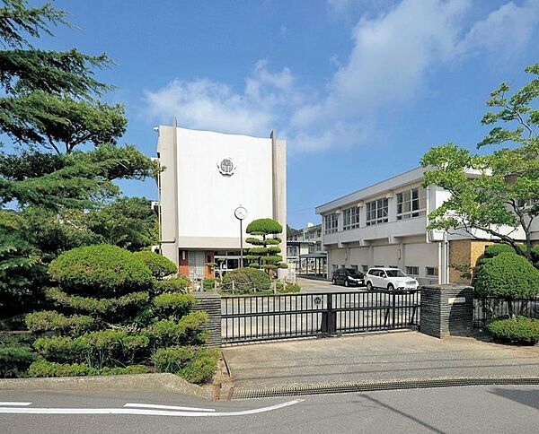 周辺：下関市立川中西小学校(924m)