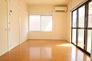 エアコン付きの洋室です